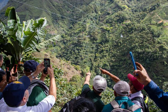 La Vega conecta veredas con cable cafetero