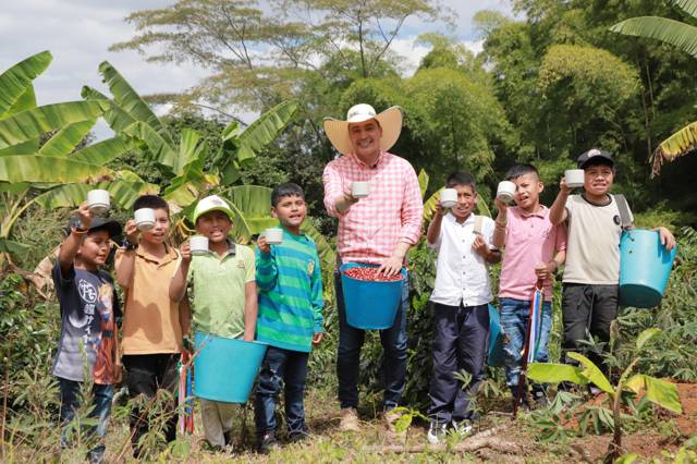 Un gobernador campesino y cafetero que nunca soltó la tierra Un gobernador campesino y cafetero que nunca soltó la tierra