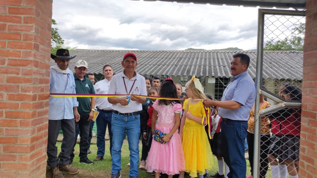 Cafeteros del Cauca entregan cerramiento escolar en Morales Cafeteros del Cauca entregan cerramiento escolar en Morales