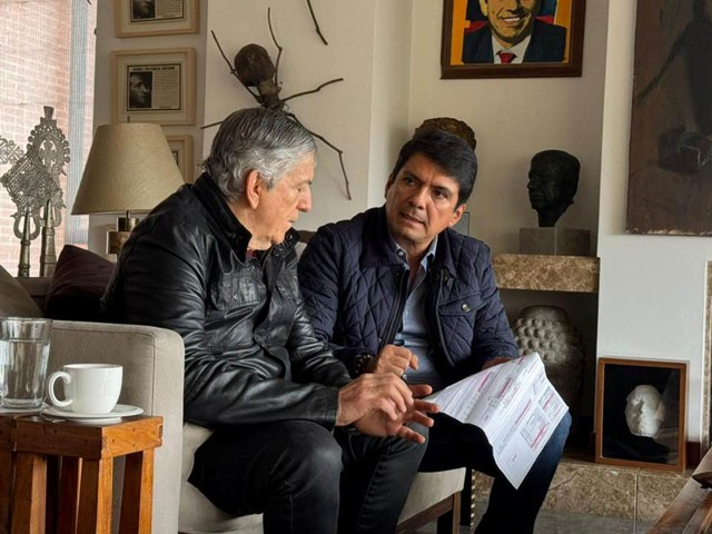 César Gaviria Trujillo, jefe del Partido Liberal colombiano y César Cristian Gómez Castro, representante a la Cámara. César Gaviria Trujillo, jefe del Partido Liberal colombiano y César Cristian Gómez Castro, representante a la Cámara.