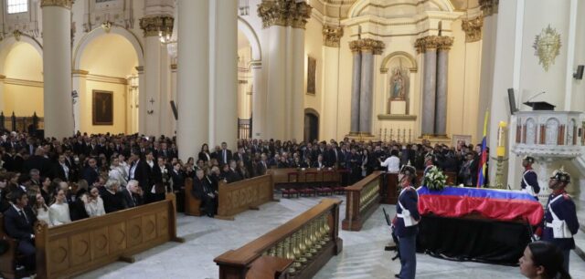 El oportunismo tétrico de convertir el duelo en candidatura