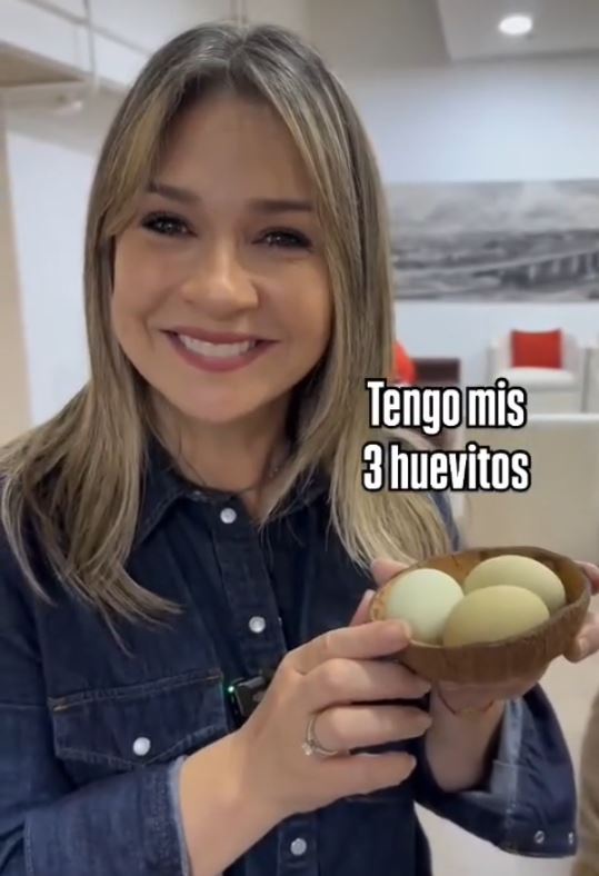 LOS TRES HUEVITOS DE VICKY DÁVILA