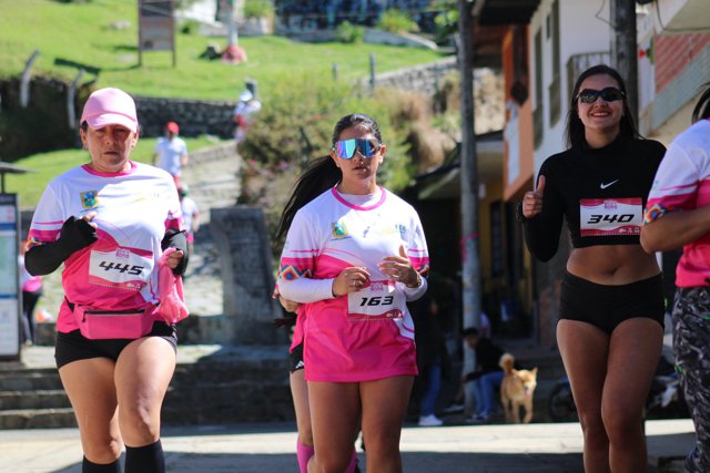 La Carrera Huellas Rosa llenó de esperanza las calles de Silvia La Carrera Huellas Rosa llenó de esperanza las calles de Silvia