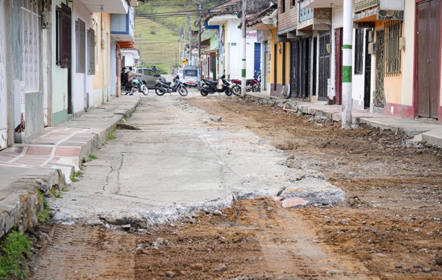 Silvia inicia la rehabilitación de la calle 13 en el barrio El Porvenir