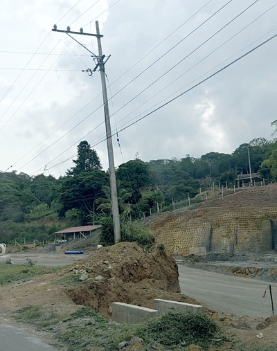 Bloqueos prediales y postes a medio montar frenan avance de la doble calzada Popayán–Santander de Quilichao