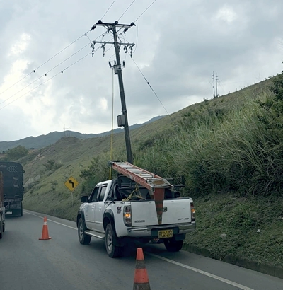 Bloqueos prediales y postes a medio montar frenan avance de la doble calzada Popayán–Santander de Quilichao