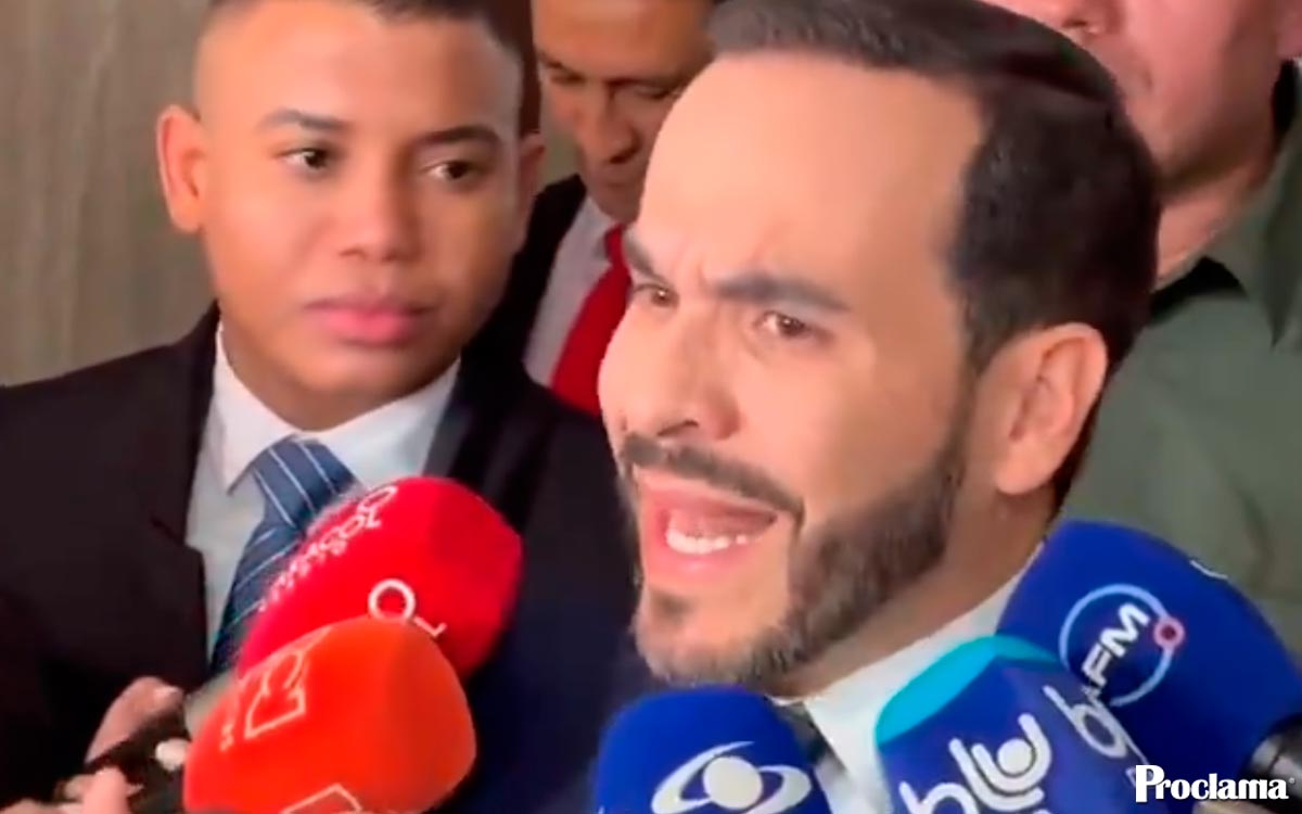 De la Espriella denuncia a Petro por traición a la patria De la Espriella denuncia a Petro por traición a la patria