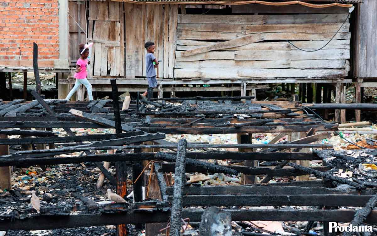 Gobernador entrega ayudas humanitarias en Tumaco