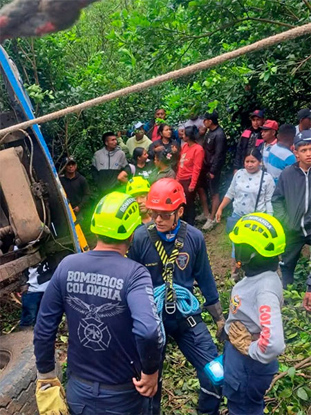 Chiva se fue a un abismo: grave accidente deja dos fallecidos en el norte del Cauca. Chiva se fue a un abismo: grave accidente deja dos fallecidos en el norte del Cauca.