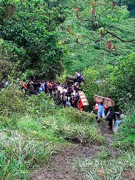 Chiva se fue a un abismo: grave accidente deja dos fallecidos en el norte del Cauca. Chiva se fue a un abismo: grave accidente deja dos fallecidos en el norte del Cauca.
