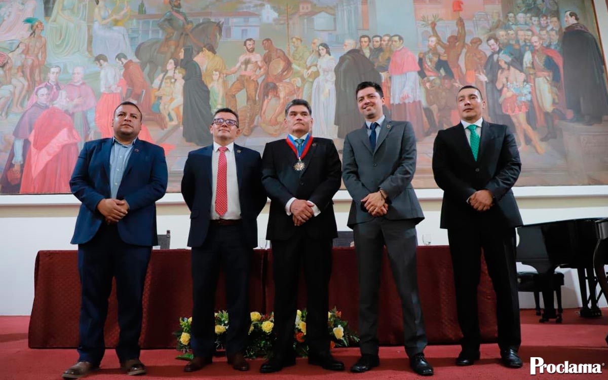 Gregorio Eljach recibe distinciones en el Cauca