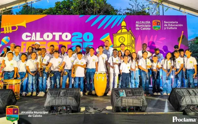 Jóvenes caloteños presentan su primera feria empresarial