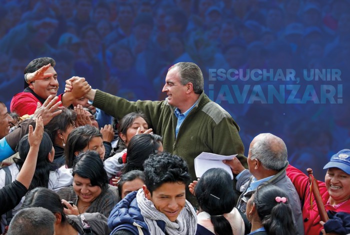 ¿Para dónde señala Aurelio?