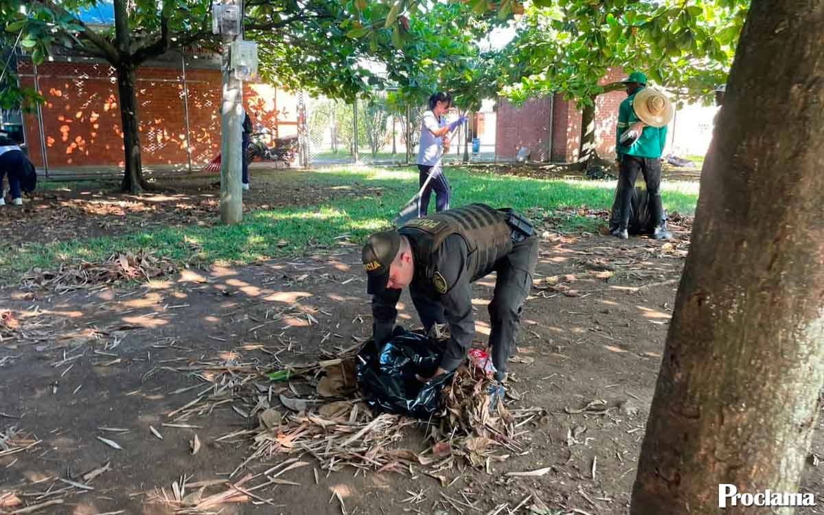 Policía y comunidad recuperan entorno de Agua Clara Policía y comunidad recuperan entorno de Agua Clara