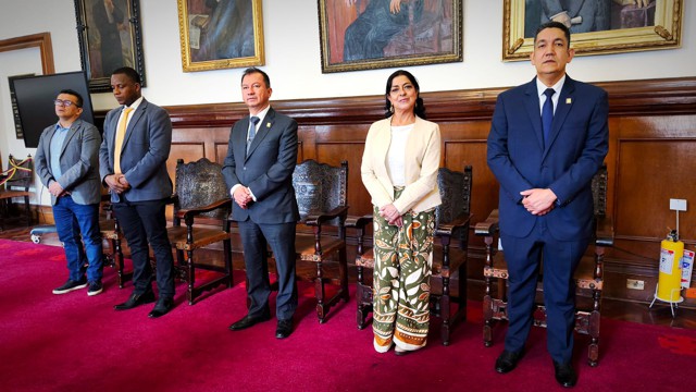 Rector de UNIMAYOR recibe el Gran Escudo del Concejo Municipal de Popayán